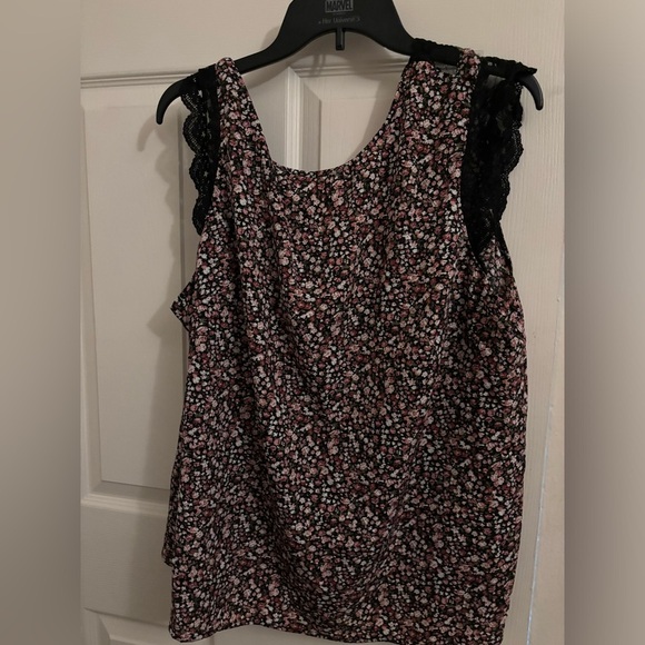 Floral sleeveless top with lace trim on sleeves and back of shirt size 4x - Picture 4 of 5